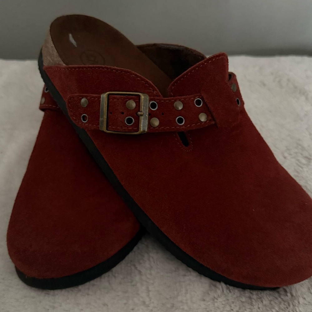 White Mountain Red Suede Footbeds